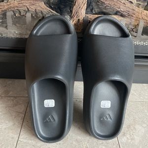 Brand New Mens Yeezy Slides (ONYX) Size 13